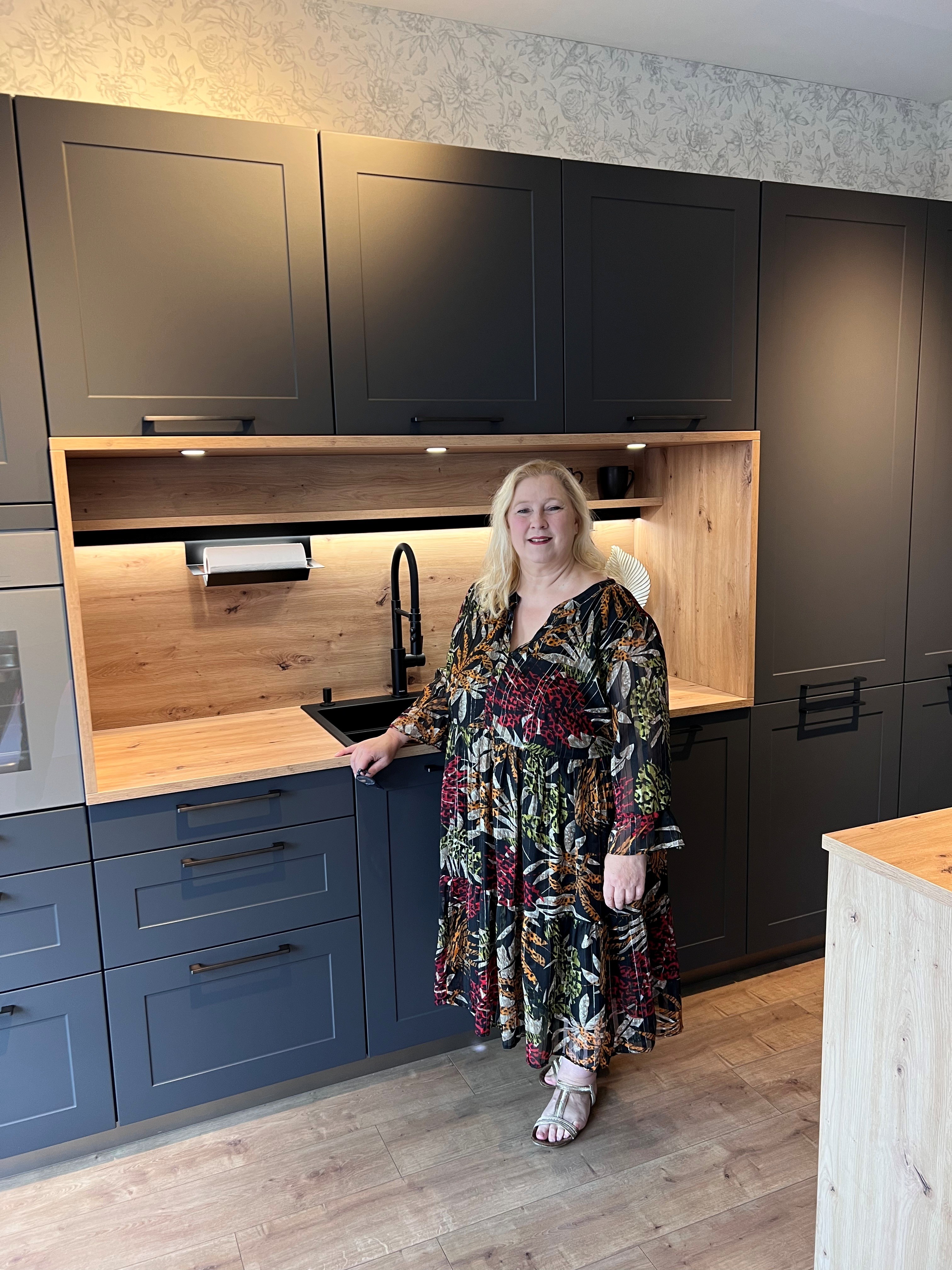 Frau Aydin im Küchenstudio Ellermann Cuxhaven, Stade